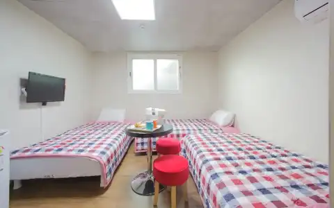 KW Hongdae Line Hostel - 35