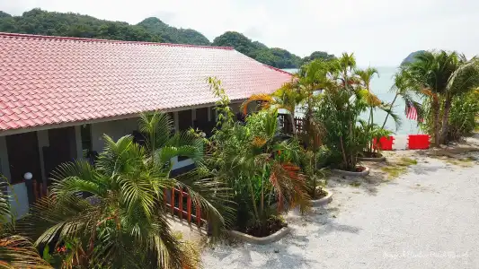 Penarak Bamboo Beach Motel - 10