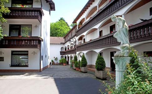 Hotel-Restaurant Barbarossahof - 1