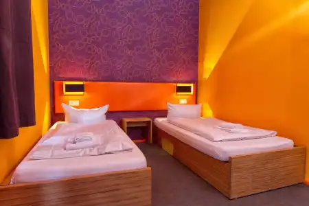 Singer109 & Hostel - 3