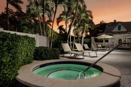 Olde Marco Island Inn and Suites - 9