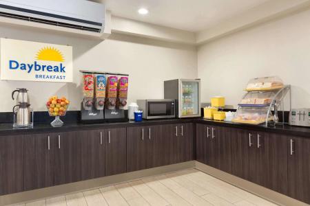 Days Inn & Suites by Wyndham Anaheim at Disneyland Park - 9