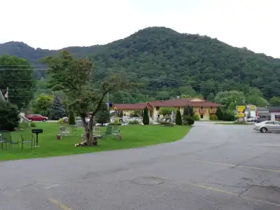 A Holiday Motel - 12