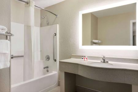 Howard Johnson by Wyndham Chattanooga Lookout Mountain I-24 - 7