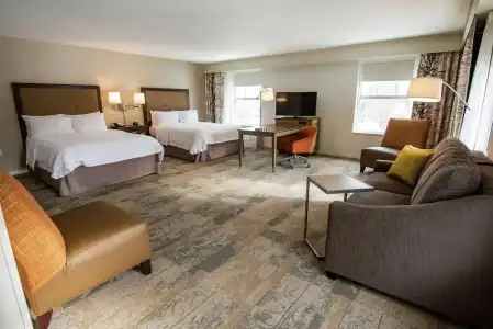 Hampton Inn and Suites Manchester - 29