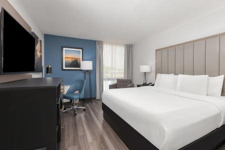 La Quinta Inn & Suites by Wyndham Dallas I-35 Walnut Hill Ln - 13
