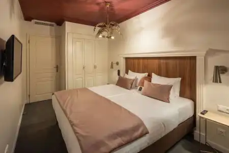 Queen's Court & Residence - 166