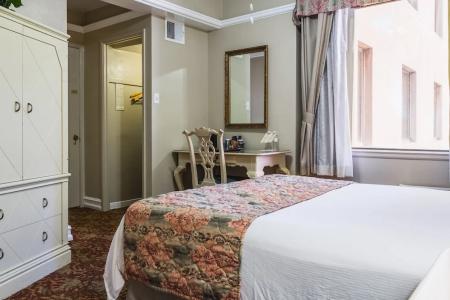 Funky Pool Side Cabana in Dtphx - 37