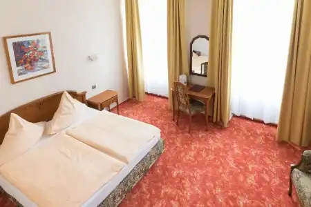 Alexandra - 28