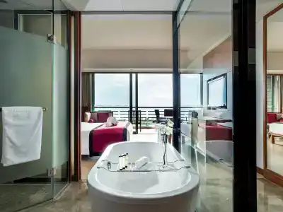 Pullman Oceanview Sanya Bay Resort & Spa - 8