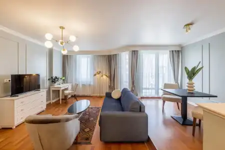 Queen's Court & Residence - 227