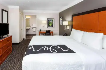 La Quinta Inn by Wyndham Laredo I-35 - 23
