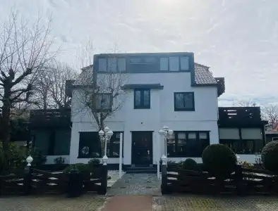 Zee Bergen - 31