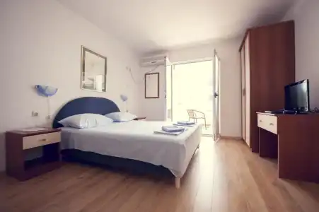 Lyon Apartments - 15