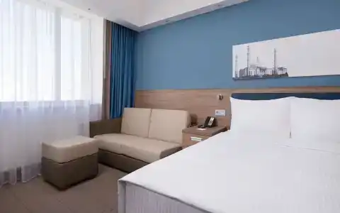 Hampton by Hilton Triumphal Arch - 24