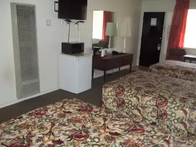 Royal Host Motel - 8