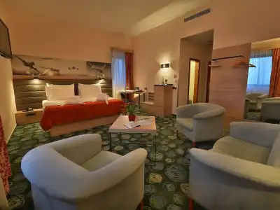 Ramada by Wyndham Airport - 33