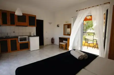 Toni's Guesthouse - 4