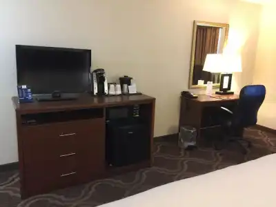 Ashmore Inn and Suites - 13