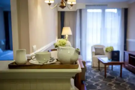 Queen's Court & Residence - 160
