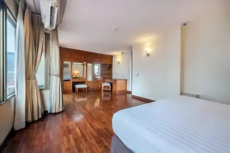 Bandara Silom Suites - 53