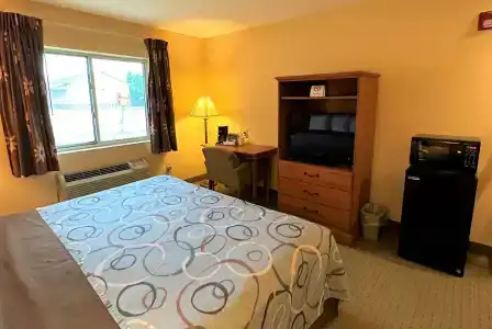Super 8 by Wyndham Topeka at Forbes Landing - 5