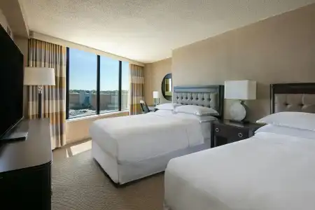 Sheraton Greensboro at Four Seasons - 30