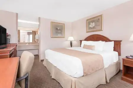 Ramada Macon - 3