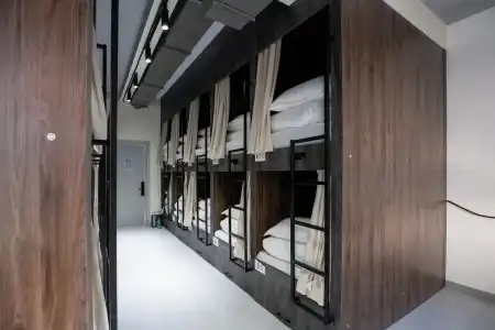 Qlife Capsule Hostel - 6