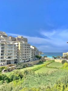Follow the Sun Boutique Hostel - Pool, Breakfast & Sea Views - 11