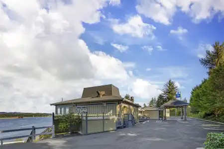 Best Western Pier Point Inn - 27