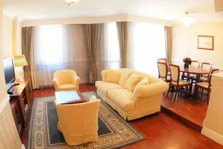Queen's Court & Residence - 15