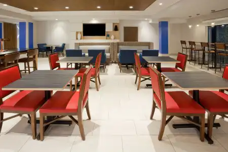 Holiday Inn Express & Suites Des Moines Downtown by IHG - 32