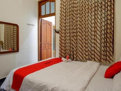 RedDoorz at Golden Inn Tugu Yogyakarta - 38