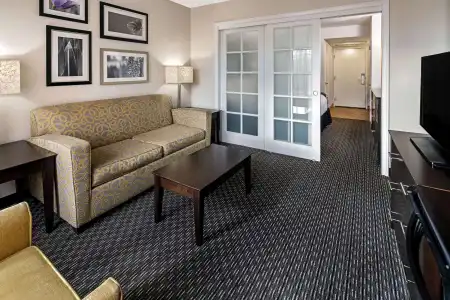La Quinta Inn & Suites by Wyndham Anaheim - 5
