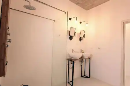 Mesanto Luxury Suites - 104