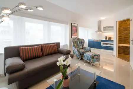 Best Western Plus Celebrity Suites - 90