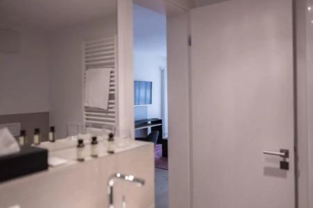 SUYTES Business Studios - 123