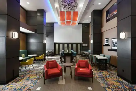 Hampton Inn & Suites Tulsa/Central - 36
