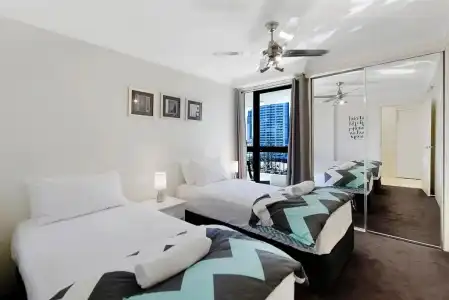 Surfers Century Oceanside Apartments - 108