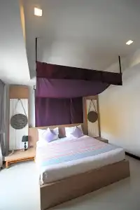 Nakorn de Sukhothai hip - 53