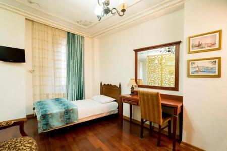 Atam & Suites - 208