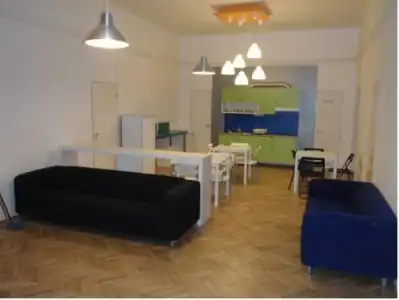 Base Budapest Hostel and Backpackers - 3