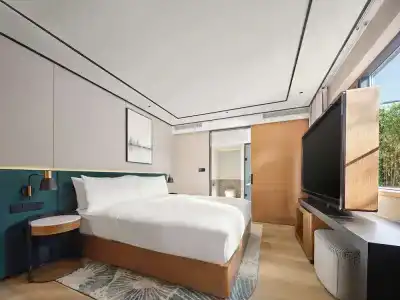 Hilton Garden Inn West Lake - 83