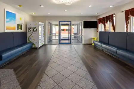 Days Inn & Suites by Wyndham Albany - 11