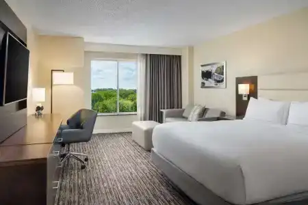 DoubleTree by Hilton Greensboro - 6