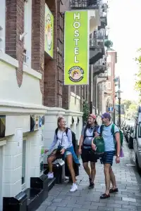 The Flying Pig Uptown Hostel - 16