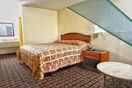 Econo Lodge - 20