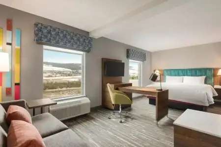 Hampton Inn & Suites Kelowna, British Columbia, Canada - 4