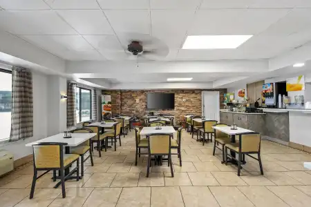 Quality Inn Bowling Green South - 17